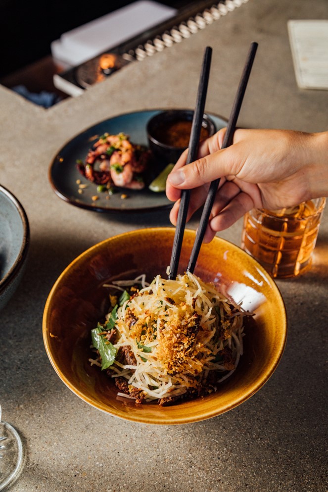 UChicagoPME's tweet photo. Local Michelin Chef Thai Dang has partnered with UChicago Dining to introduce the new Café Phê Dá in William Eckhart Research Center.
The café specializes in Vietnamese street food and specialty coffee drinks.
#QuantumCafe @uchicagodining https://t.co/VvYNj6590Z