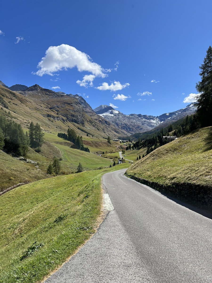 ciclopericoloso's tweet photo. Oggi #shooting per @alventomagazine “destinations” in #engadina - e stasera si butta già giù il pezzo. Domani #Spluga e #alpemotta #ciclismi #lovemyjob https://t.co/44kNznDjZN