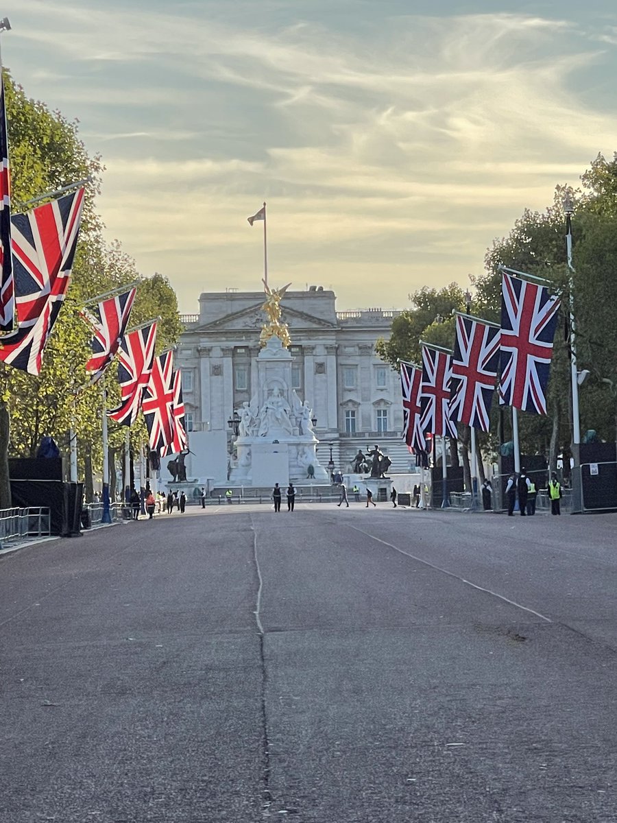 LomasHaley's tweet photo. This weekend we went to London &amp; Windsor Castle to pay our respects to Her Majesty the Queen 👑🇬🇧💂‍♀️ #queensfuneral #WindsorCastle #london @AbbotsPrimary @MrsBatchelor1 @TottmanC @StanwayMr https://t.co/xehFd5I2nG