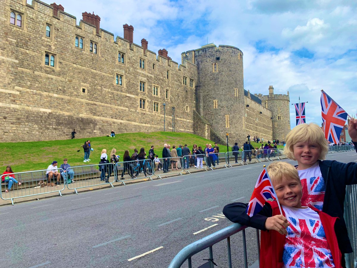 LomasHaley's tweet photo. This weekend we went to London &amp; Windsor Castle to pay our respects to Her Majesty the Queen 👑🇬🇧💂‍♀️ #queensfuneral #WindsorCastle #london @AbbotsPrimary @MrsBatchelor1 @TottmanC @StanwayMr https://t.co/xehFd5I2nG