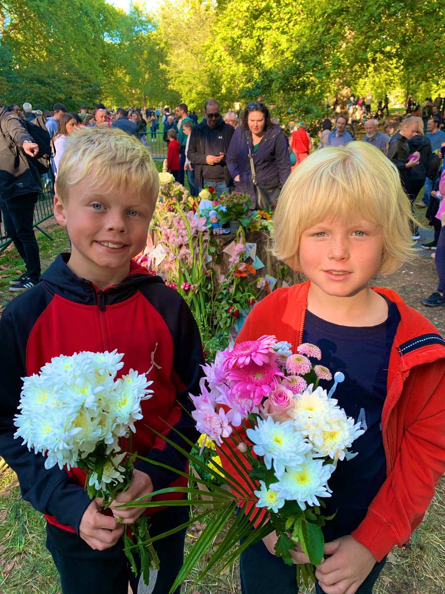 LomasHaley's tweet photo. This weekend we went to London &amp; Windsor Castle to pay our respects to Her Majesty the Queen 👑🇬🇧💂‍♀️ #queensfuneral #WindsorCastle #london @AbbotsPrimary @MrsBatchelor1 @TottmanC @StanwayMr https://t.co/xehFd5I2nG