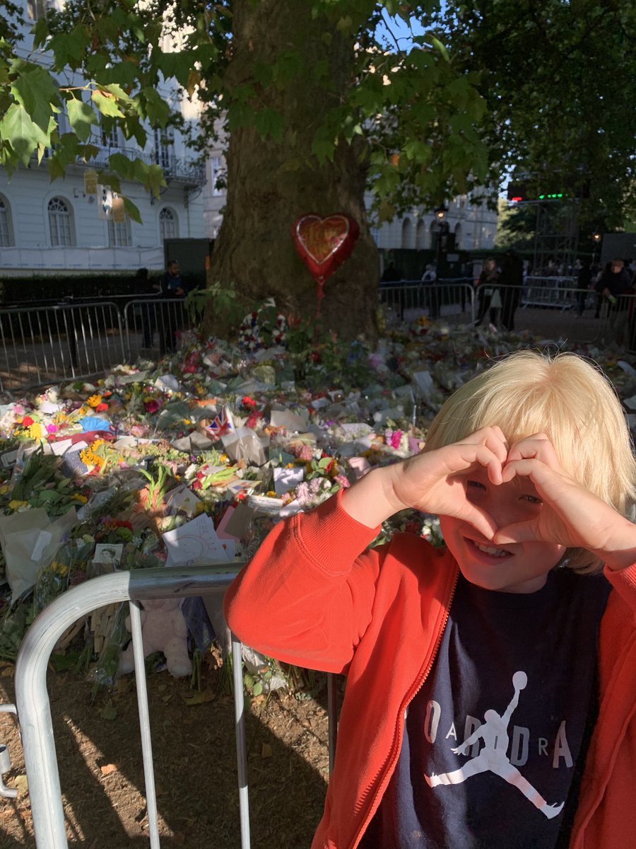 LomasHaley's tweet photo. This weekend we went to London &amp; Windsor Castle to pay our respects to Her Majesty the Queen 👑🇬🇧💂‍♀️ #queensfuneral #WindsorCastle #london @AbbotsPrimary @MrsBatchelor1 @TottmanC @StanwayMr https://t.co/xehFd5I2nG