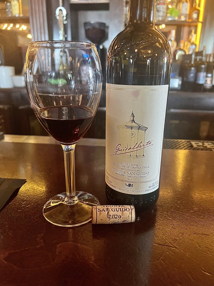LesleyWhite55's tweet photo. Helllloooooo Vacation!! Bottle of wine seems like a good start https://t.co/R92QqGSg8J