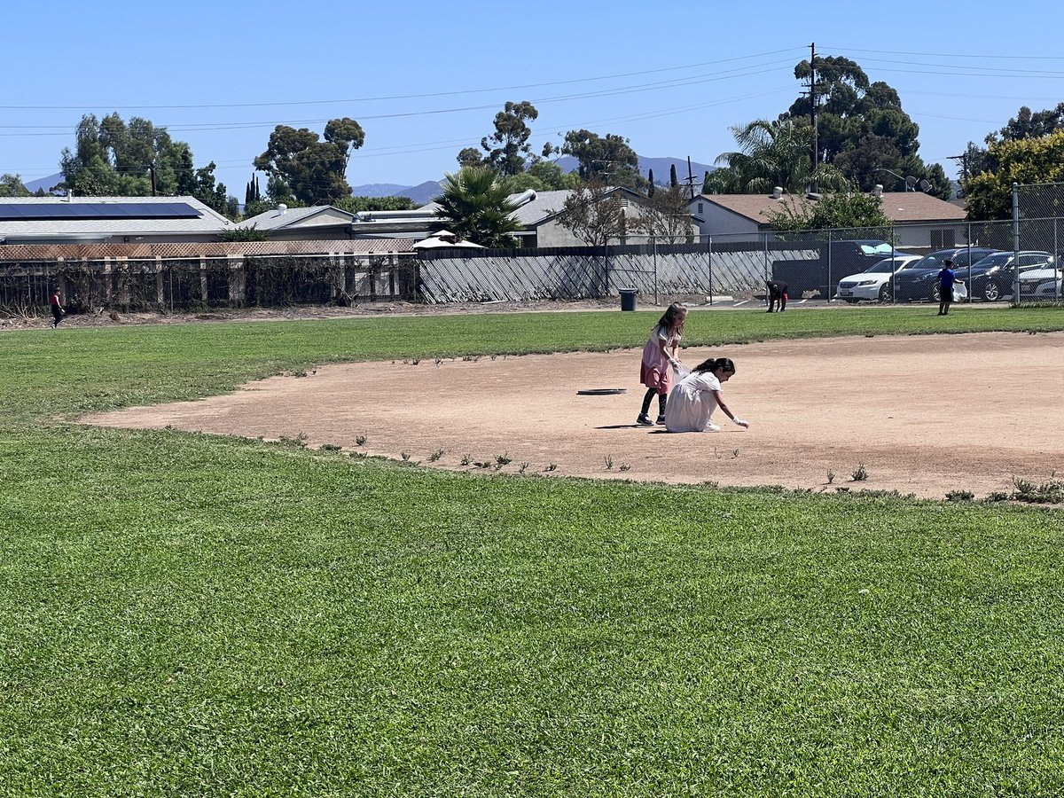 MissPoltorak's tweet photo. We love helping our custodians out at Naranca by cleaning up our campus! @CajonValleyUSD @NarancaMustangs https://t.co/MnrwcwO9ch