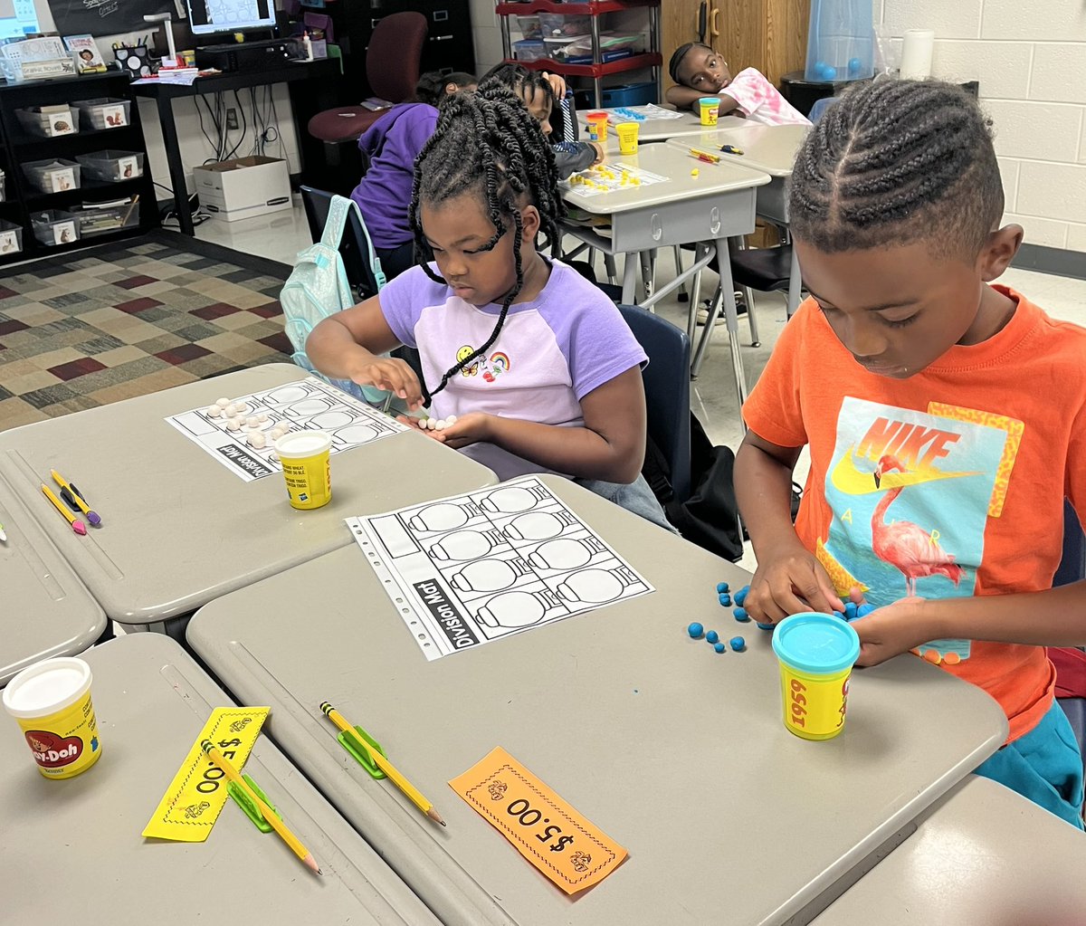 SmithJama's tweet photo. We used play doh today to learn how to divide items equally. @DCS_Overpark #MightyMustangs https://t.co/y4wfsLMC1t