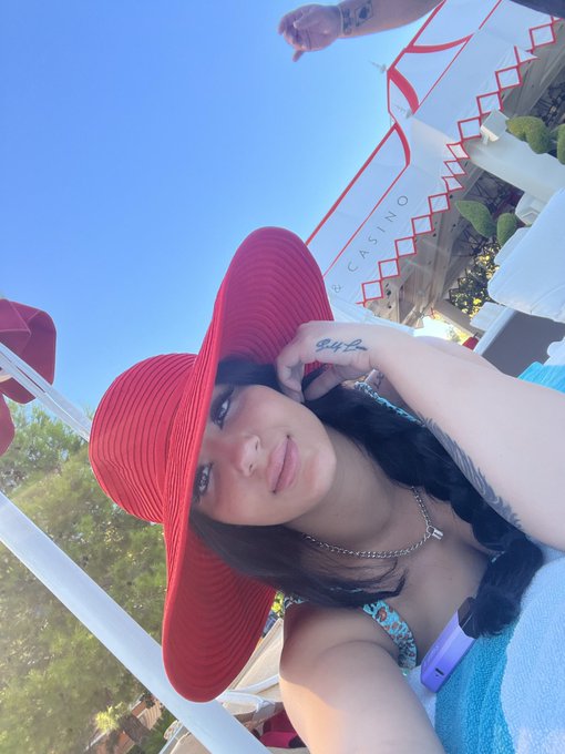 Hey ?? https://t.co/8j97vqXotB