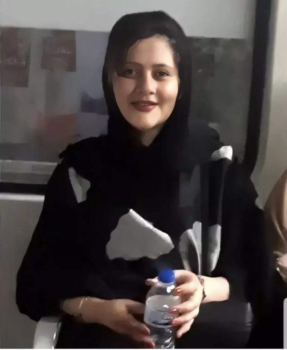 GhazalGolshiri's tweet photo. Cette photo est la dernière de #Mahsa_Amini prise dans le métro de Téhéran. Arrêtée peu après par la police du hijab, elle est morte pendant sa garde à vue. Âgée de 22 ans et originaire de la province du Kurdistan, elle était venue à Téhéran pour visiter la capitale. #Iran https://t.co/fF77EuCvTe
