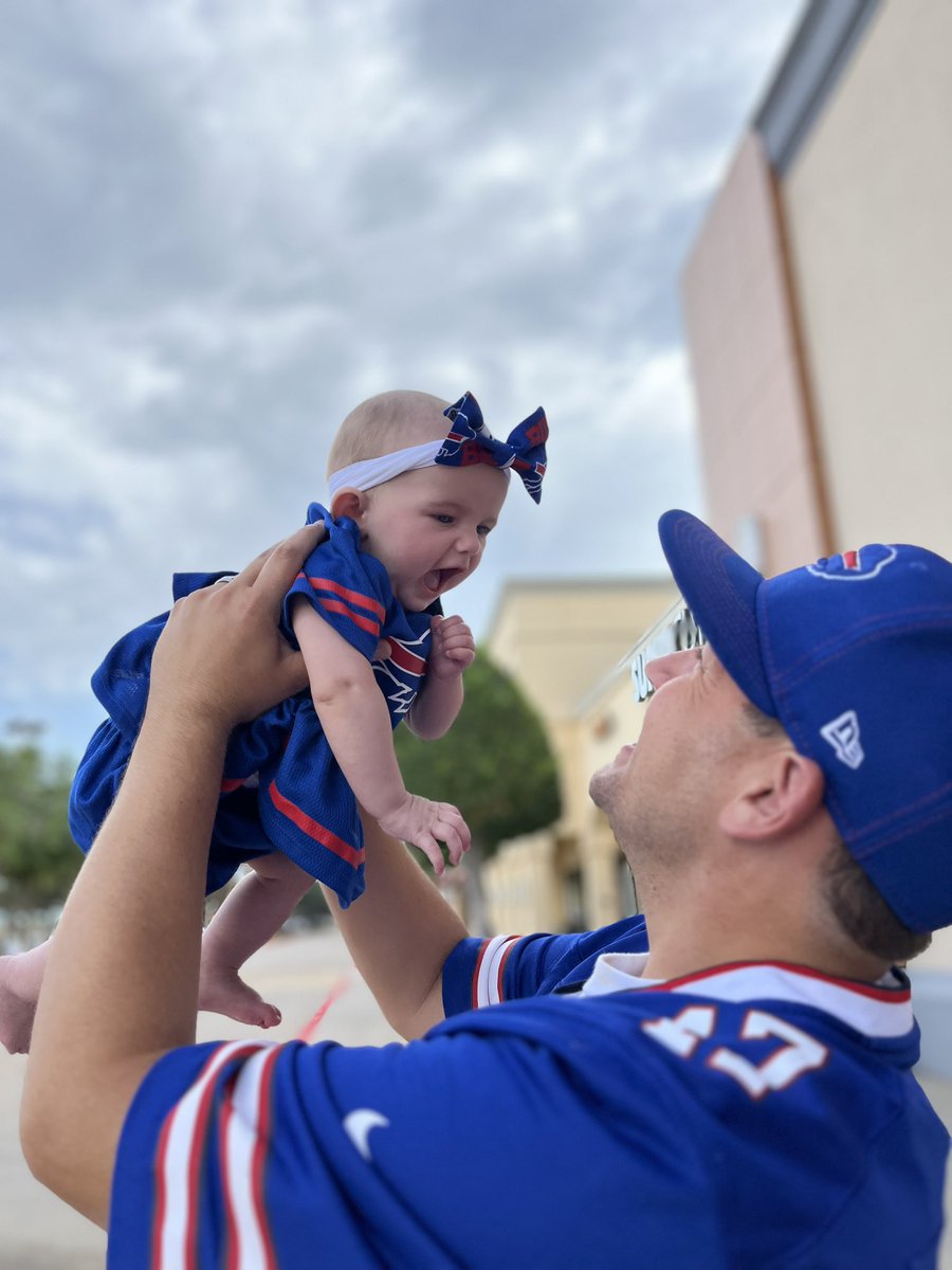 All smiles for a <a href="/BuffaloBills/">Buffalo Bills</a> prime time Monday night game! Ellie asked Daddy why the Bills play so late, and not on Sunday afternoons like the other teams. Dad told her, because the Bills are good! 😊 #BillsMafia