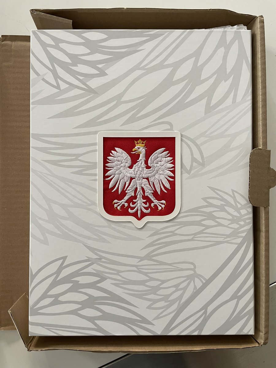adrian_koper's tweet photo. @LaczyNasPilka Jest! Dotarła w ekspresowym tempie i dokładnie taka - jak sobie ją wyobrażałem 🤩 Jedna z ładniejszych (ostatnio) reprezentacyjnych koszulek od @Nike 🔝 Dzięki @LaczyNasPilka ✌️ https://t.co/qhMuNUaFUY