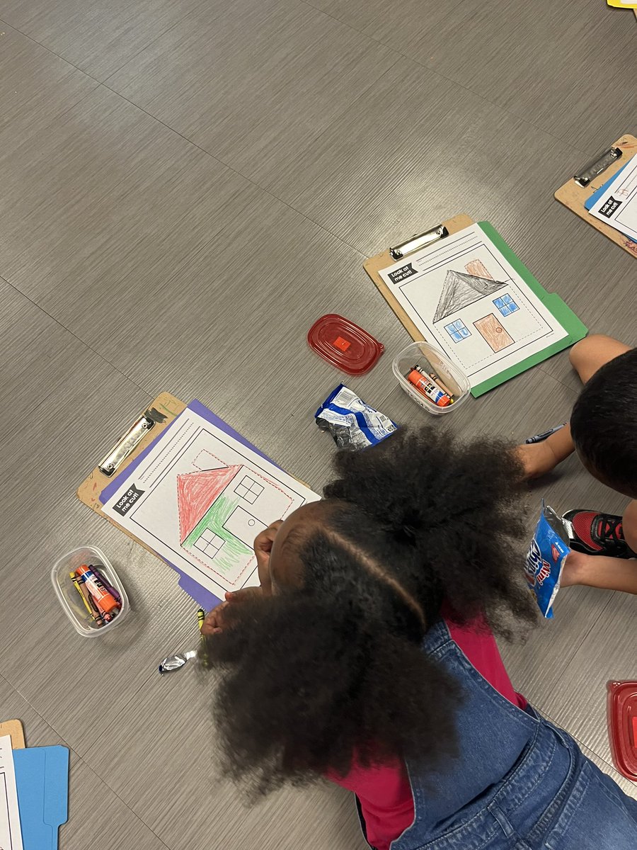 KellyLeonardLP's tweet photo. Getting Our Goal Setting Folders ready! We have some Big goals to reach this year! Thanks to my Star Job Helpers for joining in the work too! Thanks @HalbardierELALP  for the idea of post it folders! #goals #kinder #LPE #chooseLP @lpisd @LPELeopards https://t.co/4zyAy4Dqqe