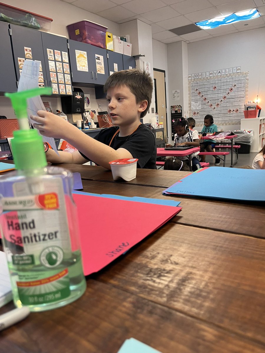 KellyLeonardLP's tweet photo. Getting Our Goal Setting Folders ready! We have some Big goals to reach this year! Thanks to my Star Job Helpers for joining in the work too! Thanks @HalbardierELALP  for the idea of post it folders! #goals #kinder #LPE #chooseLP @lpisd @LPELeopards https://t.co/4zyAy4Dqqe