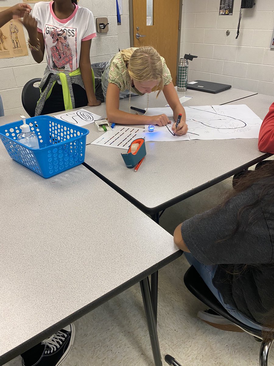 K_Williams0704's tweet photo. What in the world ? Students locating continents and oceans using ozobots! #steam https://t.co/O44keW5Cbv