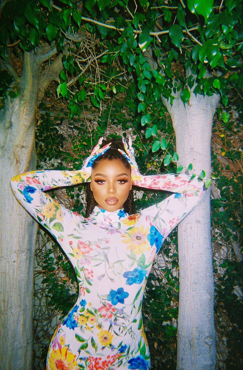 ChloeBailey's tweet photo. got my name in their mouth like water 💦🌊🌻 https://t.co/AUxPD5yFG9