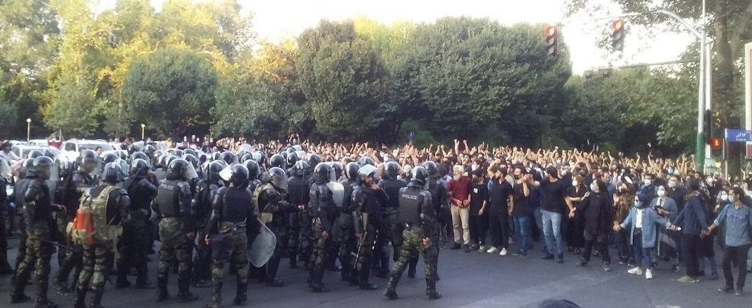 PersianIsSugar's tweet photo. ای تیغتان چو نیزه برای ستم دراز
این تیزی سنان شما نیز بگذرد
در مملکت چو غرش شیران گذشت و رفت
این عوعو سگان شما نیز بگذرد
#مهسا_امینی #صیف_فرغانی https://t.co/aj0n6hHGue