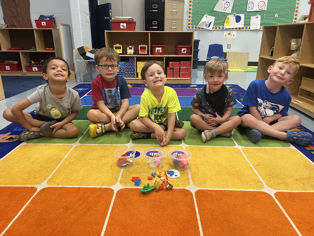 janis922's tweet photo. Same sound sorting ⁦@RockfieldE⁩  ⁦@WCPS_preschool⁩ https://t.co/kRnHeZX0DO