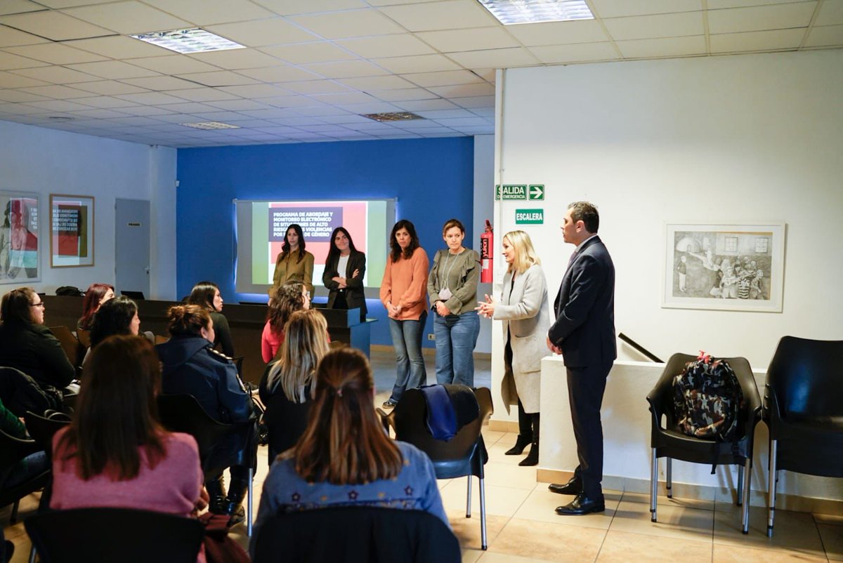 MinMujeresPBA's tweet photo. 🟣 Nos reunimos con la Unión de Magistrados y Funcionarios del Departamento Judicial de Lomas de Zamora para intercambiar perspectivas sobre el funcionamiento del Programa de Abordaje y Monitoreo Electrónico de Situaciones de Alto Riesgo de las Violencias por Razones de Género 👇🏻 https://t.co/YQFL1cj0nz