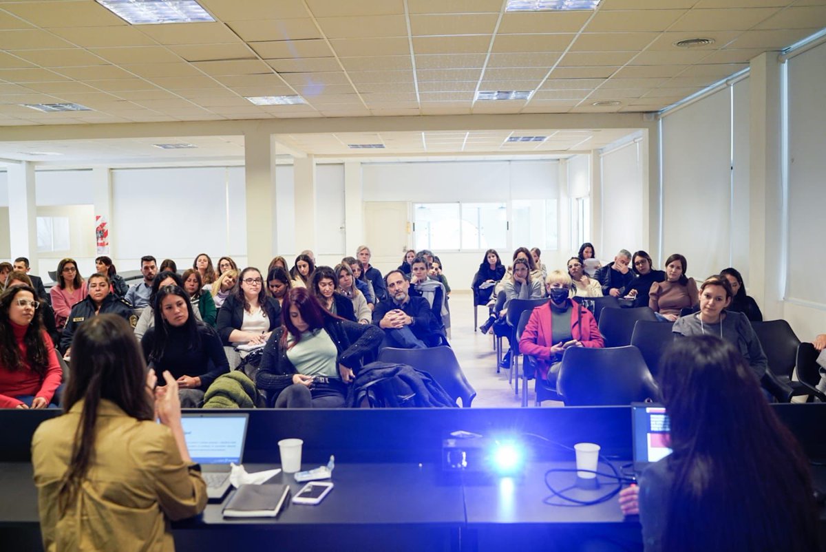 MinMujeresPBA's tweet photo. 🟣 Nos reunimos con la Unión de Magistrados y Funcionarios del Departamento Judicial de Lomas de Zamora para intercambiar perspectivas sobre el funcionamiento del Programa de Abordaje y Monitoreo Electrónico de Situaciones de Alto Riesgo de las Violencias por Razones de Género 👇🏻 https://t.co/YQFL1cj0nz