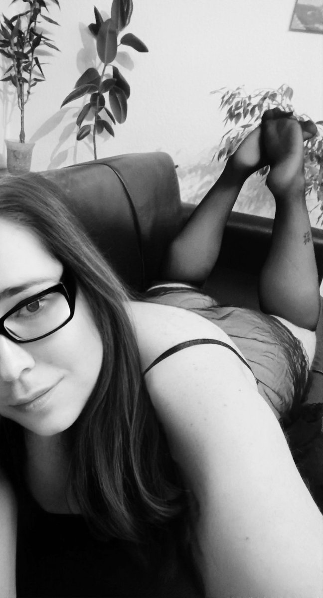 Welche kleine Zahlnutte will mir was gutes tun 😈 #sklaven #sklave #Zahlnutte #zahlsklave #geldsklave #findom #feet #füße #socken #sockenfetish #nylons