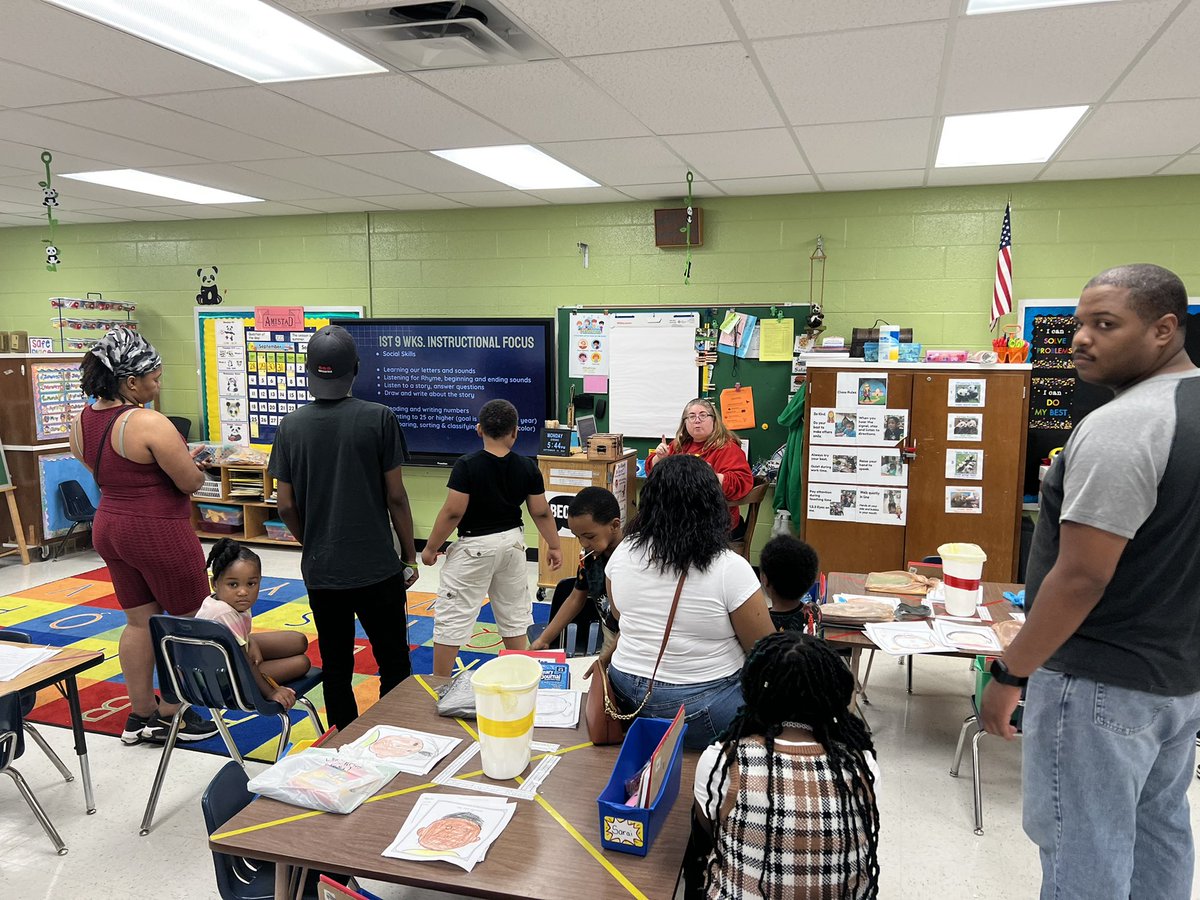Principal_P1906's tweet photo. Amazing turnout at Bassette Elementary for Back to School Night!@hcsOESL @drsbarreau #letsgohcs https://t.co/EUrK7JjQP0