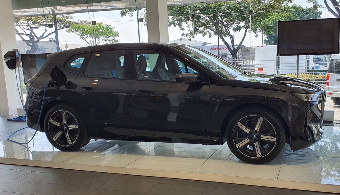eluniversocom's tweet photo. Llega a Ecuador el BMW iX xDrive 40, el primer auto eléctrico de la marca alemana  ►https://t.co/IoUD2fNtJ4 https://t.co/jVmjfGfmhR