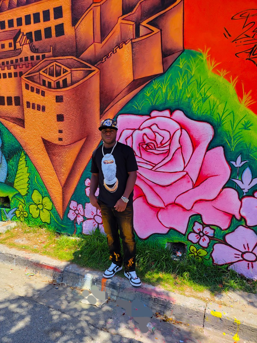 An gwo n son generasyon tris ki chaje foto kè kontan