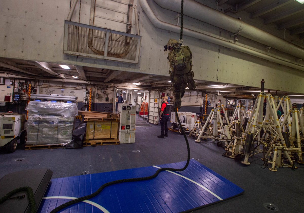 US7thFleet's tweet photo. Sailors assigned to #EODMU5, attached to #CTF70, conducts a fast rope training exercise in the hangar bay of the @USNavy’s only forward-deployed aircraft carrier, @Gipper_76 while underway in the #PacificOcean, Sept. 17.
PresenceMatters #FreeandOpenIndoPacific https://t.co/T46hvM2mar