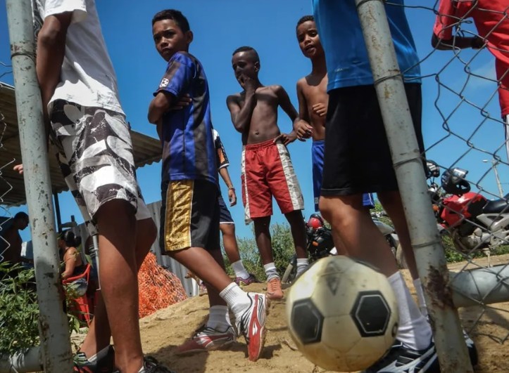 “Si huyes te atrapan y si te quedas, te comen”
La aclamada película brasileña Ciudad de Dios de 2002 capta con violentas escenas la vida en las favelas entre los 60 y 80

Pero es solo un recorte de la realidad: "No es el tono dominante"
Por <a href="/pilarcastilloz/">Pilar Castillo</a>
lanacion.com.ar/el-mundo/ciuda…