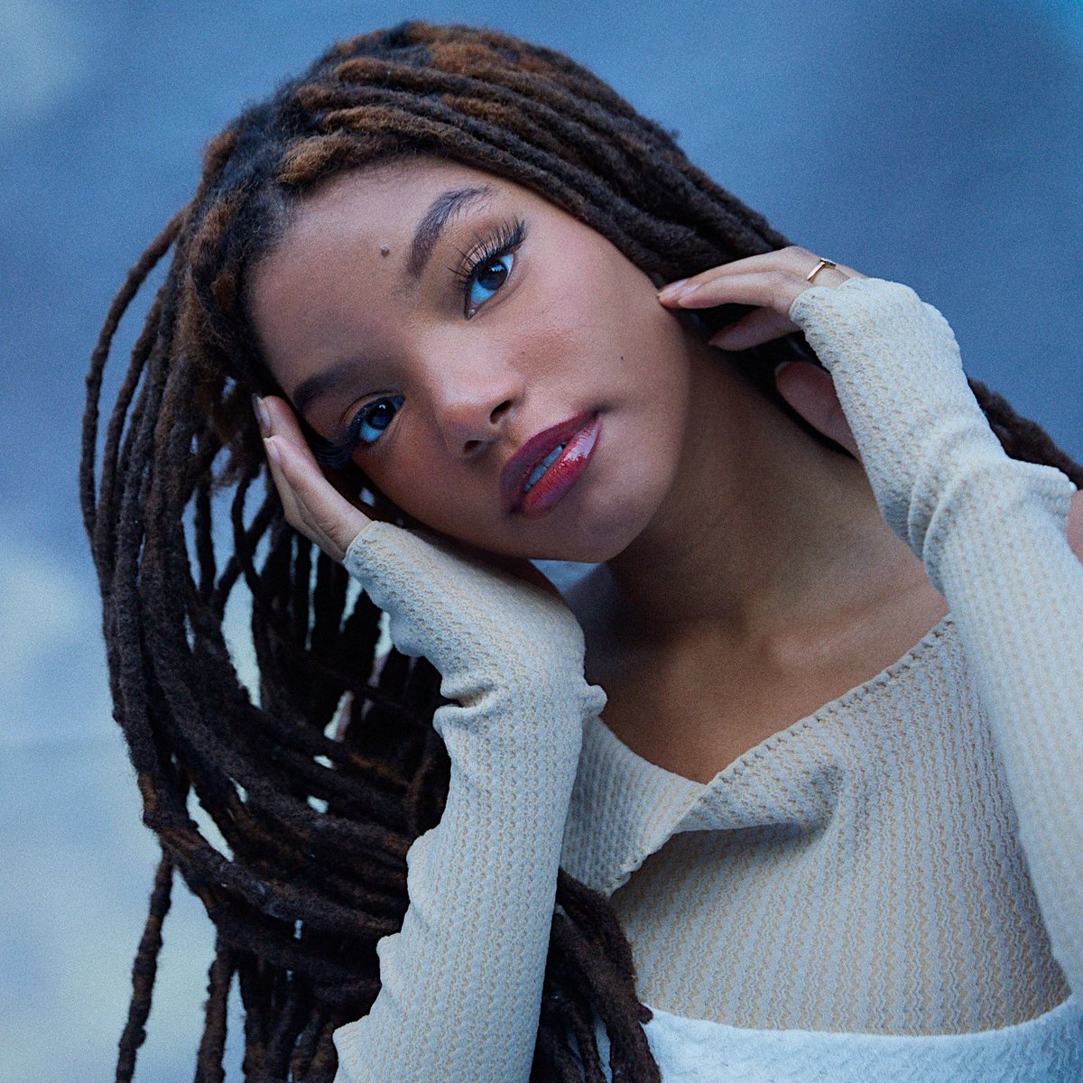 Viola Davis sobre Halle Bailey como Ariel em “A Pequena Sereia”:

“É muito difícil viver acreditando que você não vale nada, que não merece ser amado, que não pertence. Quando você vê imagens de excelência e beleza como essa, isso te dá a sensação de que você realmente importa.”