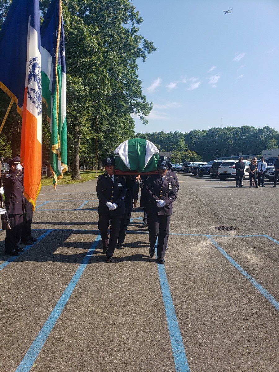 NYPDCeremonial's tweet photo. Inspector Brendan J. Sheerin retired in 2009 from the @NYPDnews Deputy Commissioner Counterterrorism Office and passed away on September 13, 2022. Today, he was carried to his final resting place. May he rest in eternal peace. #NeverForget 
@CeaNypd https://t.co/pVp28dCNuT