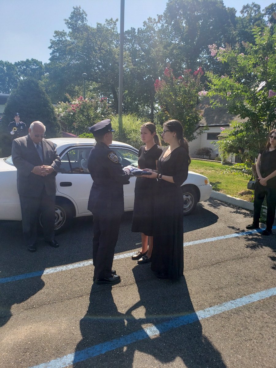 NYPDCeremonial's tweet photo. Inspector Brendan J. Sheerin retired in 2009 from the @NYPDnews Deputy Commissioner Counterterrorism Office and passed away on September 13, 2022. Today, he was carried to his final resting place. May he rest in eternal peace. #NeverForget 
@CeaNypd https://t.co/pVp28dCNuT