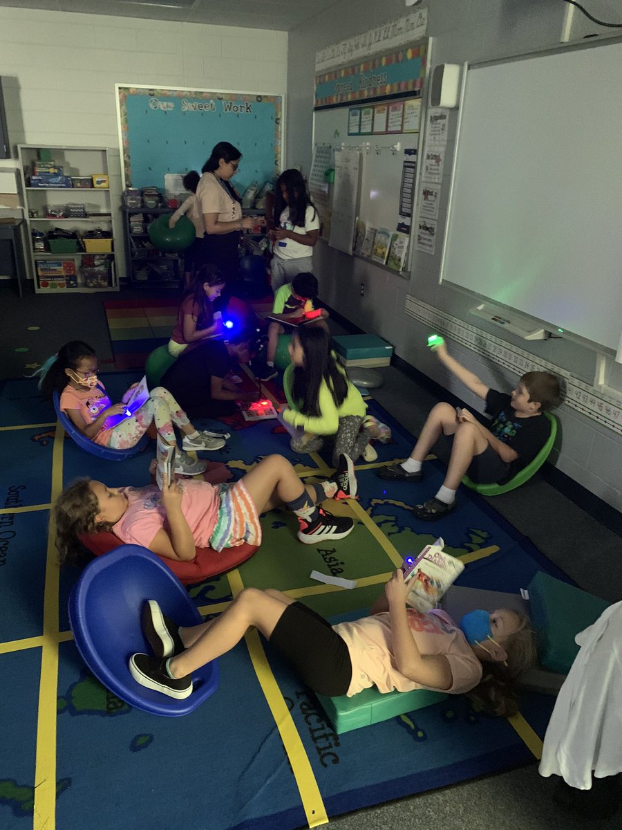 Jordan_MTES's tweet photo. We enjoyed our flashlight reading that we earned today. https://t.co/QinSgrnnc2