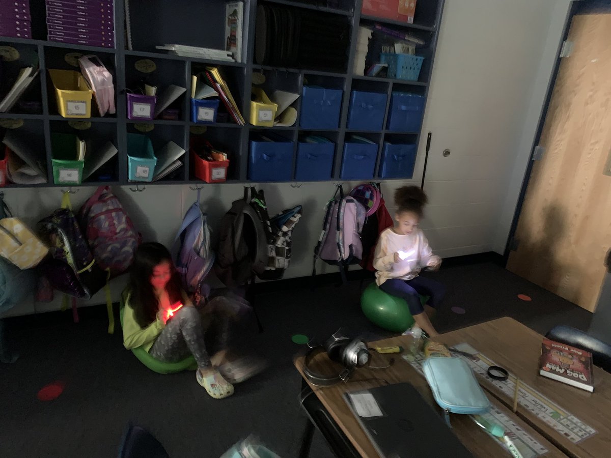Jordan_MTES's tweet photo. We enjoyed our flashlight reading that we earned today. https://t.co/QinSgrnnc2