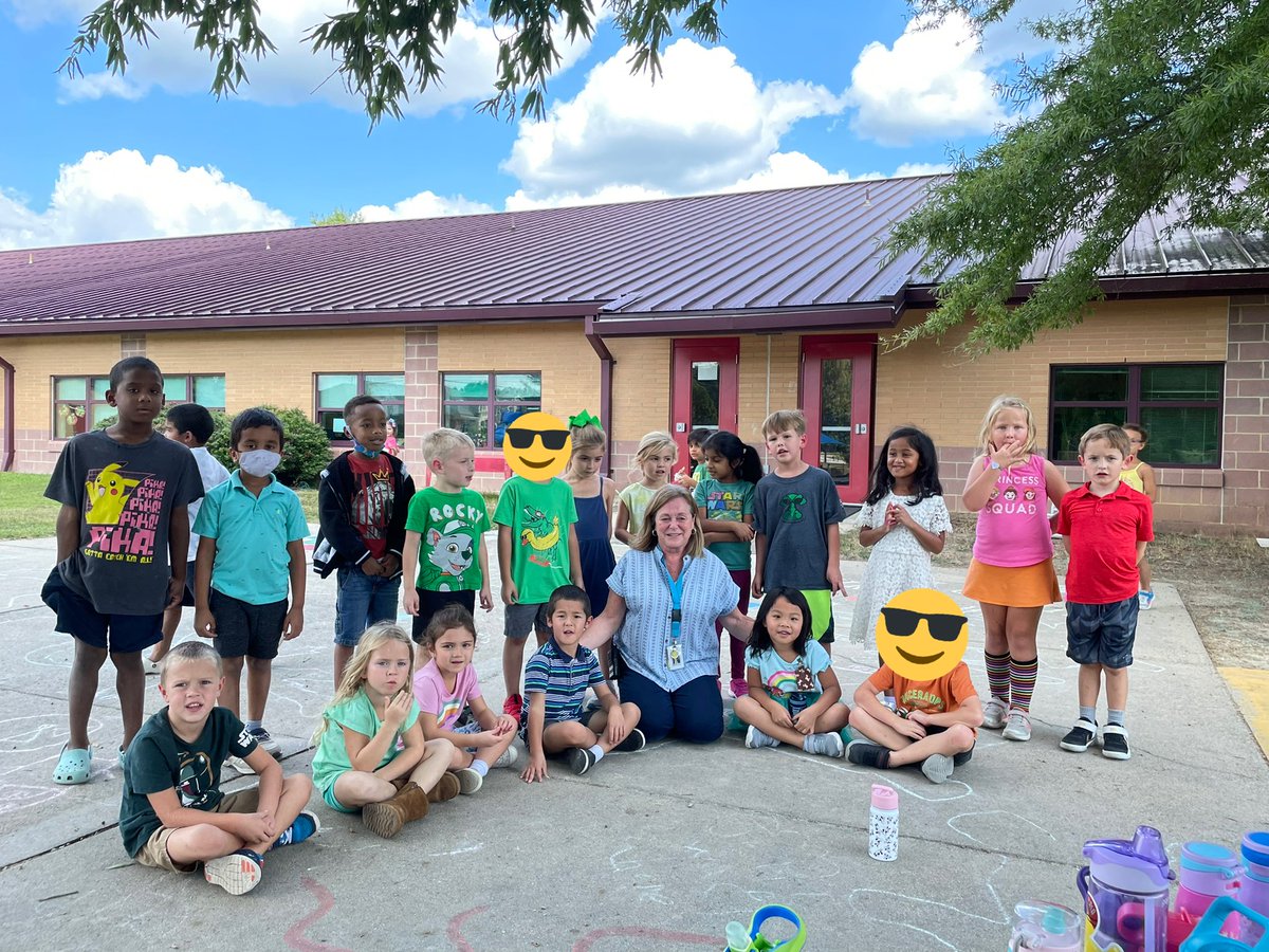 classofMrsSine's tweet photo. Today we wore 💚 to celebrate @tori_scuderi for #iaappreciationday , friends spent #clippercash to have lunch w/ Mrs. Sine, we got our monthly book from our Sept. #readingwarrior , & we made matching quantities for 1-10! @OliveChapelElem @ErinKelleyMay @jmboyer @AshleyPCharles https://t.co/MgG3jJfKv7
