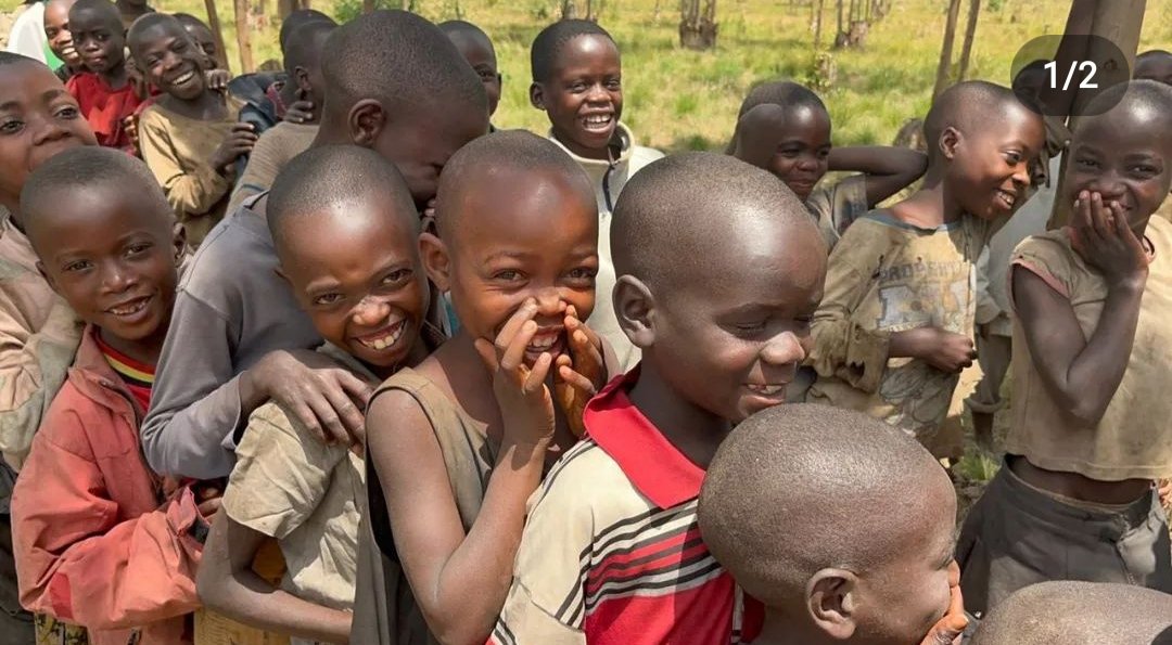 AssoTwenge's tweet photo. La rentrée est là ! Et chez #Twenge, nous sommes conscients de l'importance de l'éducation, c'est pourquoi nous souhaitons favoriser la scolarisation et l'alphabétisation des garçons de Gatonde à travers de nouveaux projets. Il y aura des nouvelles bientôt! 📸 @asociacion_twenge https://t.co/YhwNFPYvSE