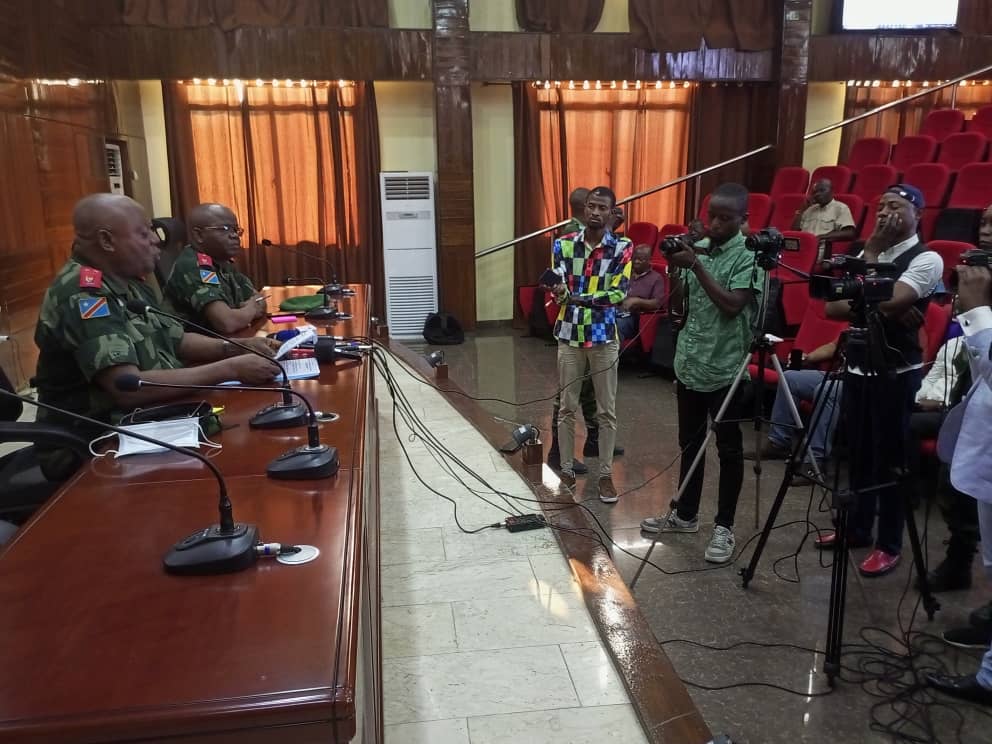 Le porte-parole des @FARDC_off, Général Major @KASONGA CIBANGU Léon Richard,a annoncé à la nation Congolaise, l'arrestation du leader du groupe armé KYANDENGA le 18 septembre 22 à BUTEMBO.
<a href="/Presidence_RDC/">Présidence RDC 🇨🇩</a> 
<a href="/PrimatureRDC/">Primature de la République Démocratique du Congo</a> 
<a href="/Com_mediasRDC/">Ministère de la Communication et Médias/RDC</a> 
<a href="/PatrickMuyaya/">Patrick Muyaya</a> 
<a href="/GouvNordKivu/">Gouvernorat|Nord-Kivu🇨🇩</a> 
<a href="/PMualushayi/">PP Antony MUALUSHAYI</a>