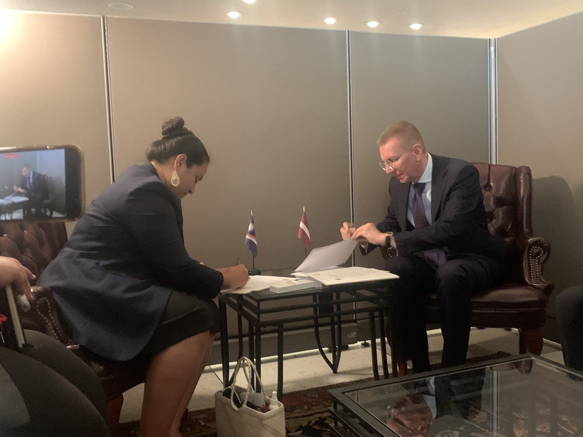 Today in the margins of #UNGA, the Marshall Islands happily established diplomatic relations with Latvia and look forward to increased bilateral and multilateral cooperation! 🇲🇭🇱🇻