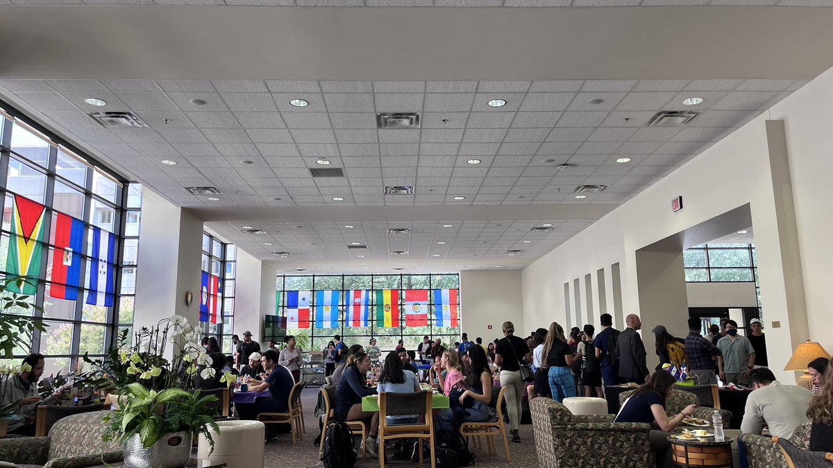 SACNASatUTSW's tweet photo. We’re so glad so many of y’all showed up to the #HispanicHeritageMonth kickoff! Huge thank you to the Office of Student Diversity and Inclusion, Student Life, and the stud orgs @UTSWedu that we collaborated with to plan this event! #HHMisMe 🙌 https://t.co/6Y7xPDoVKD