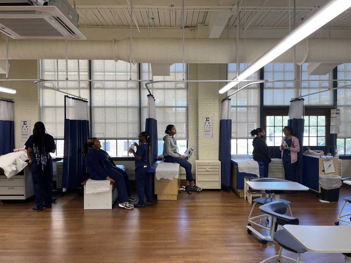 HowardMA20's tweet photo. More activity! Go Howard Medical Assistants..students enjoy the learning seniors and juniors working together to simulate a medical office setting.  @HowardHS_Co_op @KHill_HHST @mjprzy @DorothyHutt1 https://t.co/i09qga3x2O