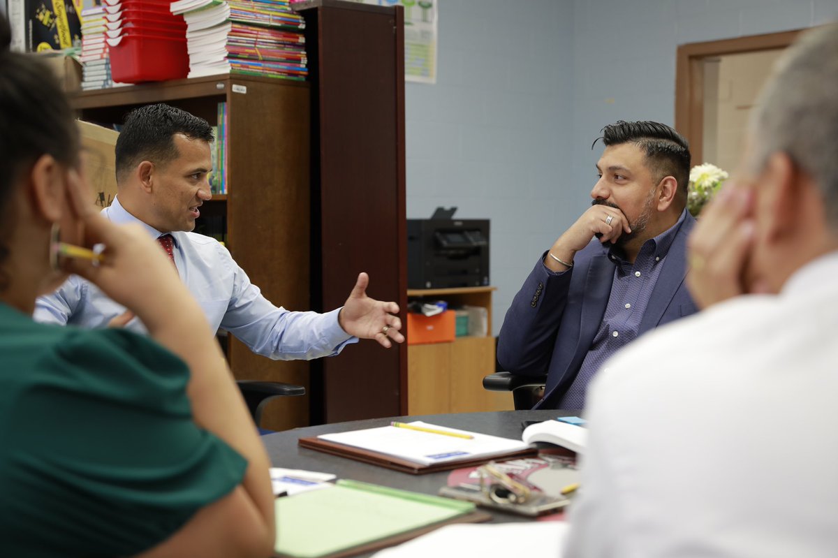 DrZelayaSpeaks's tweet image. The answers to all our questions rely in the experiences and knowledge found in our communities. De mi alma gracias @EISDofSA for taking upon the responsibility to help create an unpaved journey for #Newcomer students in San Antonio, TX.  #AssetBased #Language #Culture #Identity