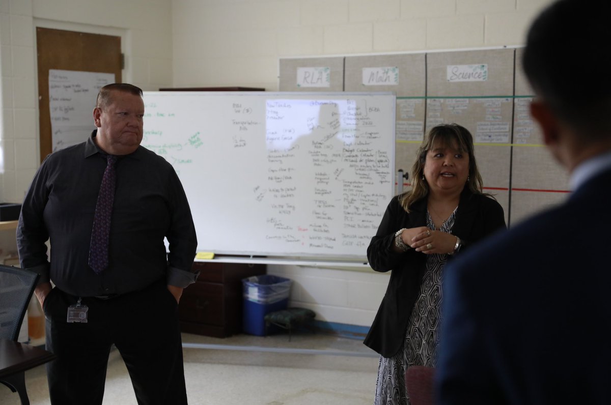 DrZelayaSpeaks's tweet image. The answers to all our questions rely in the experiences and knowledge found in our communities. De mi alma gracias @EISDofSA for taking upon the responsibility to help create an unpaved journey for #Newcomer students in San Antonio, TX.  #AssetBased #Language #Culture #Identity