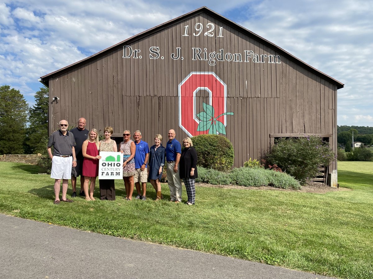 It’s always a joy recognizing our Century Farms!

Director Pelanda made a stop in Adams County to honor one today!

Learn more about Ohio’s historic farms.

agri.ohio.gov/programs/farml…

#Ohio #Farms #Agriculture