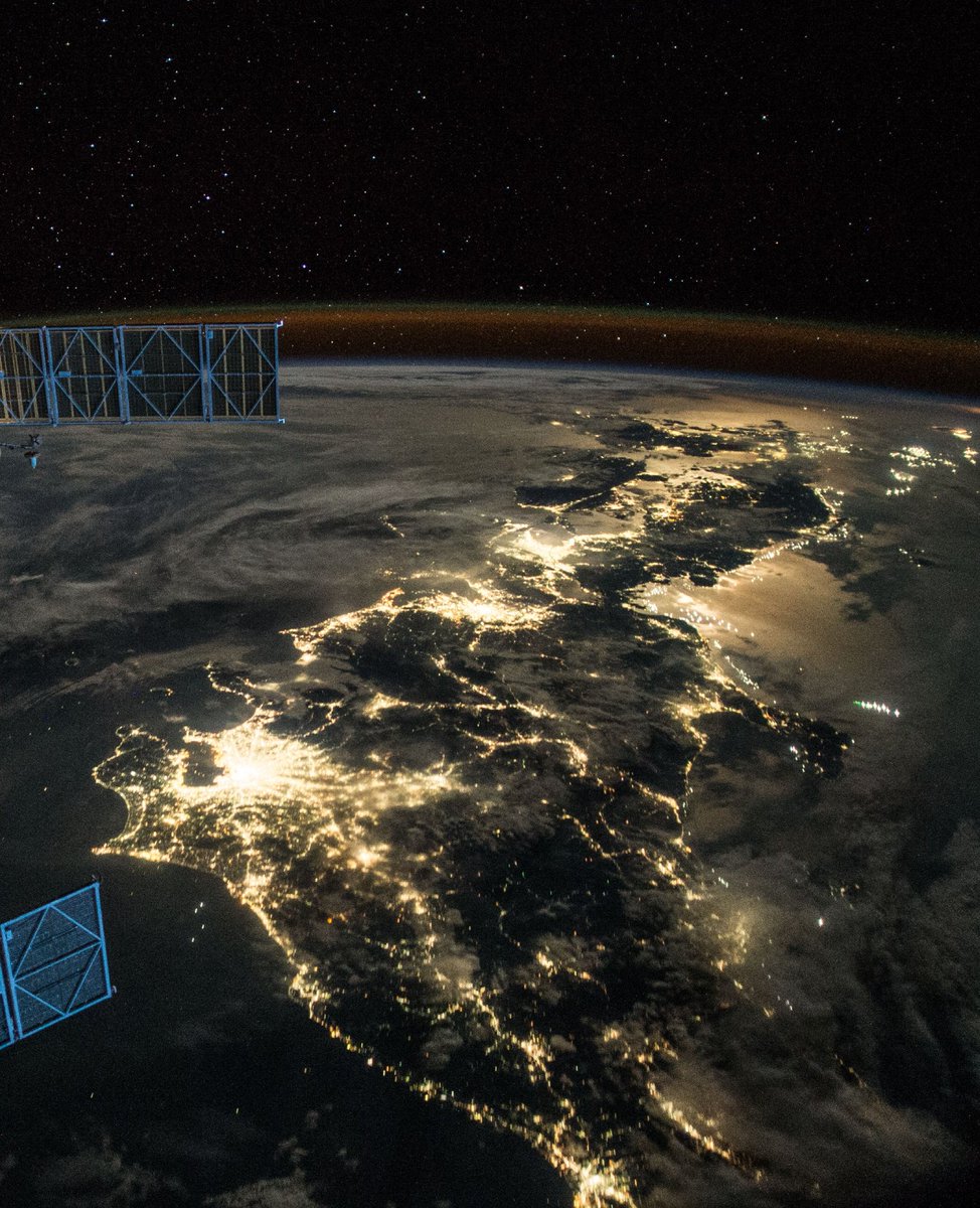 uhd2020's tweet photo. Japan at night seen from space! https://t.co/zwV8xddiD7