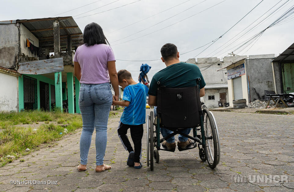 Esta familia tuvo que huir de Colombia tras recibir amenazas de grupos armados. Encontraron en Ecuador un nuevo hogar donde esperan reconstruir sus vidas. En ACNUR trabajamos junto a nuestros socios para brindarles el apoyo y atención que necesitan.