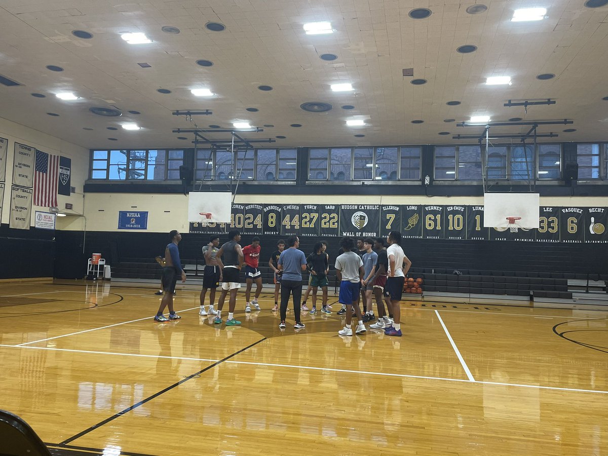 Guard-heavy @HCHawksHoops is led by a dynamic trio of 4⭐️ ‘23 Elijah Gertrude (UVA), 4⭐️ ‘24 Tahaad Pettiford + ‘25 Omari Moore. ‘24 Alex Massung, ‘23 Mo McKnight add backcourt punch + ‘25 Chazz Dubois is a versatile workhorse. ‘26s Saad Mitchell, Jayvon Rampersant also factor in