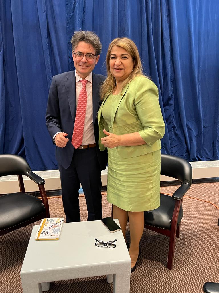 Siguiendo instrucciones de nuestro presidente <a href="/NicolasMaduro/">Nicolás Maduro</a>, me reuní, en la sede de la <a href="/ONU_es/">Naciones Unidas</a>, con el Ministro de Educación de Colombia, Alejandro Gaviria, para fortalecer la relación binacional en materia educativa en esta nueva época de dos pueblos hermanos.