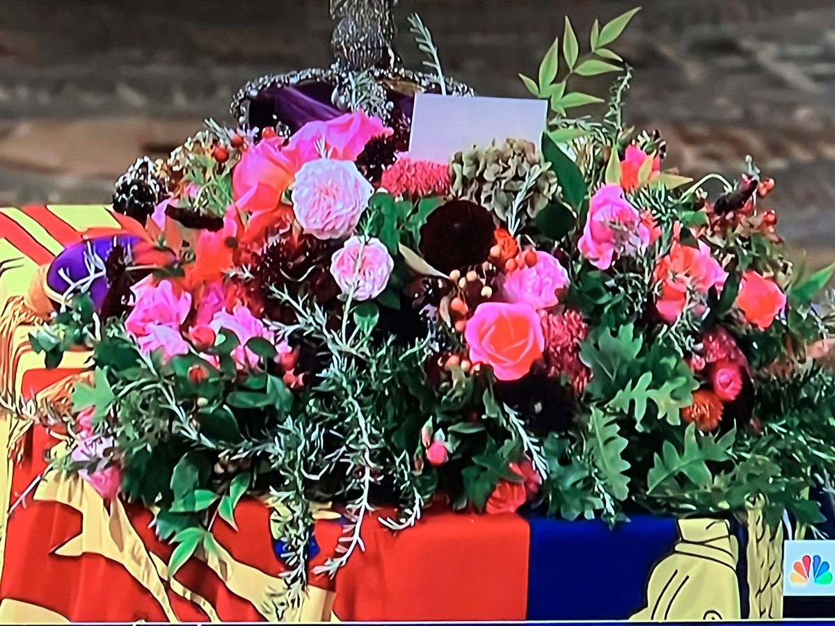 granny2626's tweet photo. @dearsusanbranch Glued to the BBC all morning… live through her example… a true manner in which to honor Her Majesty….. a striking meaningful ceremony today graced with thoughtful words and steeped in tradition and symbolism. Absolutely stunning….👑💜 https://t.co/r5Lx1WjbBk