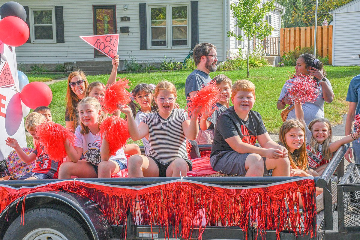 bps271's tweet image. Bloomington Public Schools joined in on the fun at the Bloomington Heritage Days Parade on Saturday.

Thank you students, staff, families and schools for representing BPS! #BPSpride #BloomingtonHeritageDays #Minnesota