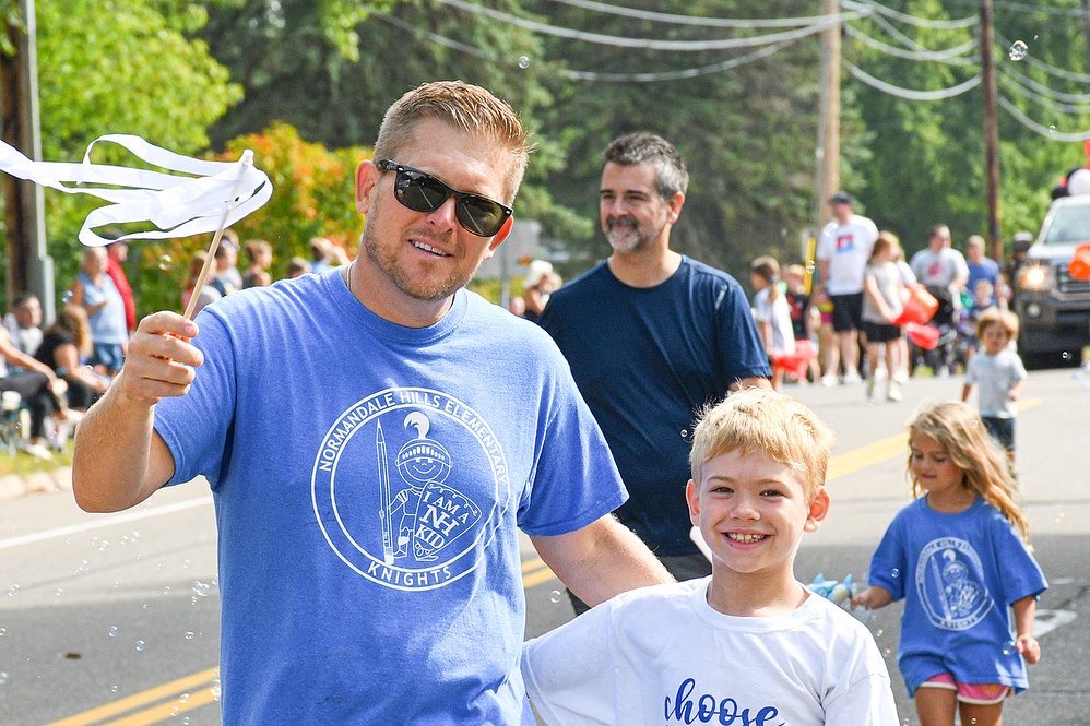 bps271's tweet image. Bloomington Public Schools joined in on the fun at the Bloomington Heritage Days Parade on Saturday.

Thank you students, staff, families and schools for representing BPS! #BPSpride #BloomingtonHeritageDays #Minnesota