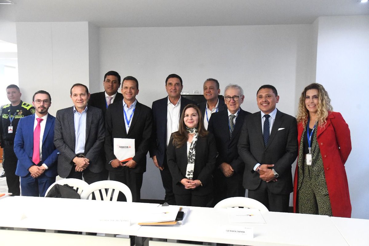 Nicolas_TorresB's tweet photo. Acompañamos a la ministra #SandraUrrutia en una productiva reunión con @Asocapitales donde participaron alcaldes de ciudades capitales, para conversar sobre las estrategias e iniciativas TIC que desean implementar en su último año de gobierno. https://t.co/e7AoemDYT6
