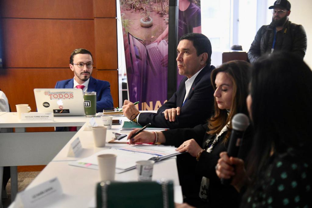 Nicolas_TorresB's tweet photo. Acompañamos a la ministra #SandraUrrutia en una productiva reunión con @Asocapitales donde participaron alcaldes de ciudades capitales, para conversar sobre las estrategias e iniciativas TIC que desean implementar en su último año de gobierno. https://t.co/e7AoemDYT6